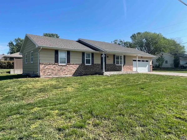 $214,900 | 2502 West 18th Street, Emporia, KS 66801