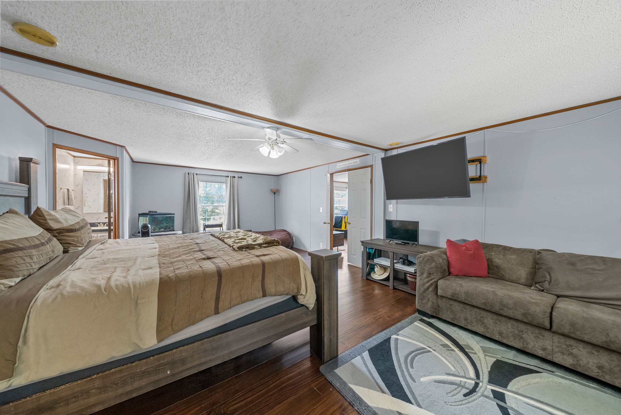 242 Barn Circle Road Big Rock, TN 37023 - Photo 14 of 40 a living room with furniture