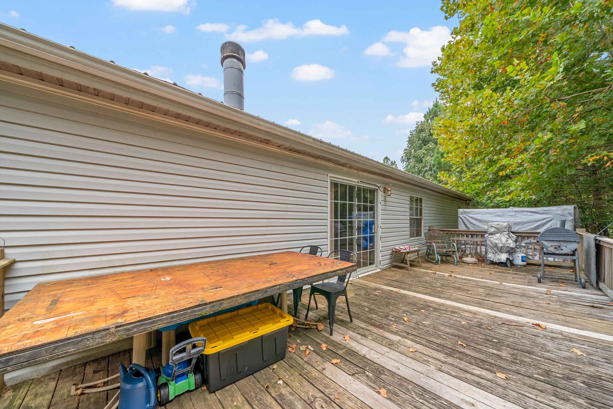 242 Barn Circle Road Big Rock, TN 37023 - Photo 27 of 40 a backyard of a house with table and chairs