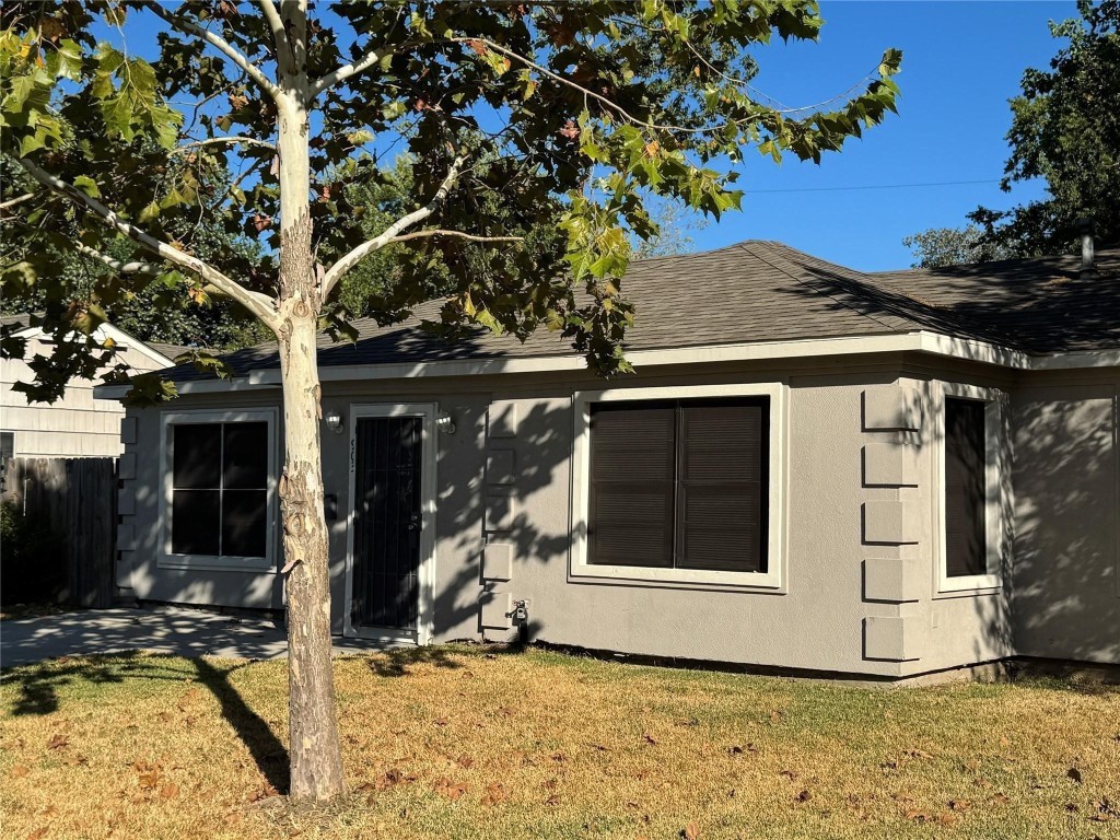 903 Roper Street Houston, TX 77034 - Photo 3 of 18 a view of house with garage