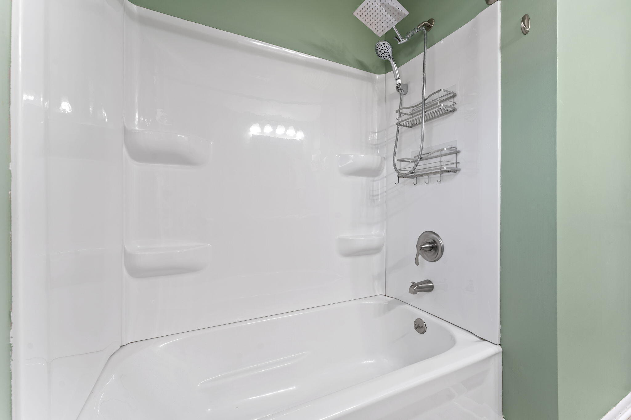 947 North Wood Street Griffith, IN 46319 - Photo 14 of 25 a bathroom with a bathtub