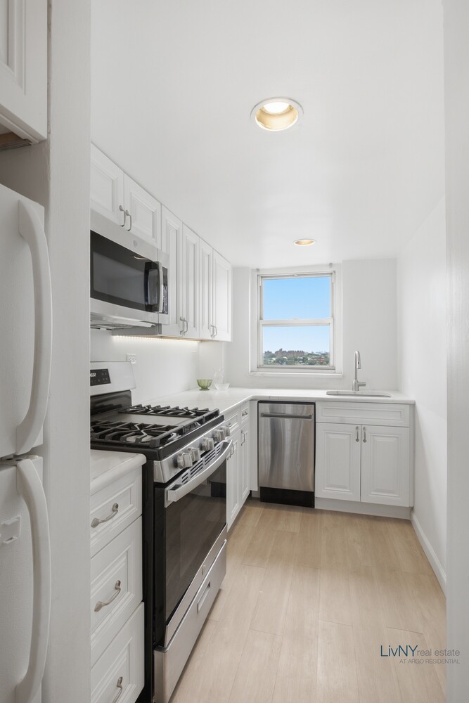 520 East 76th Street, Unit 11H Manhattan, NY 10021 - Photo 4 of 16
