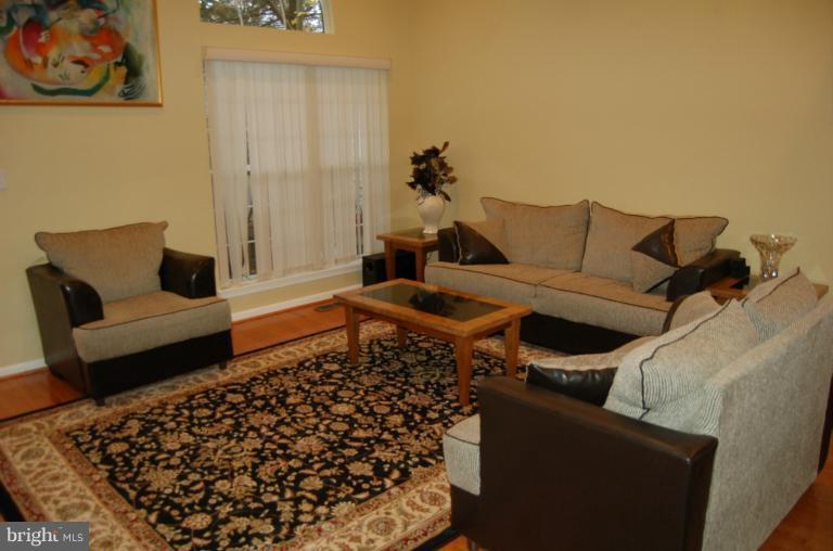 11 Suncroft Court Silver Spring, MD 20904 - Photo 3 of 21 Living Room