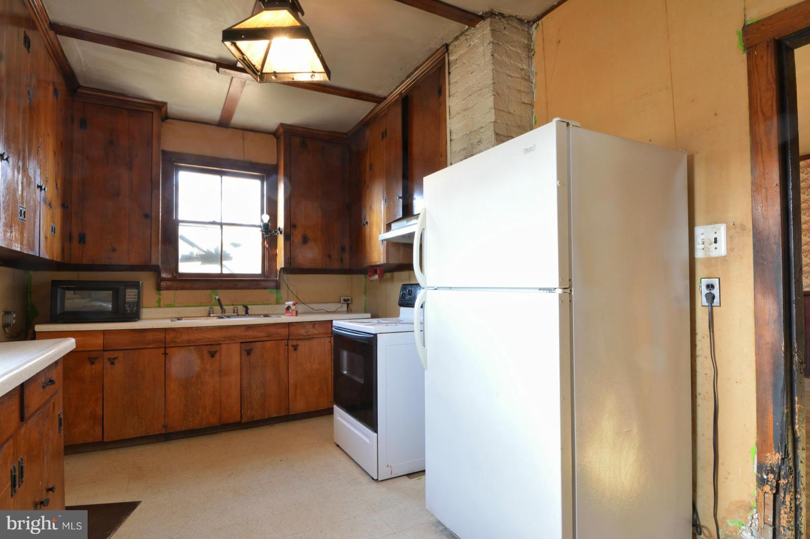 4479 Courtneys Corner Road Sumerduck, VA 22742 - Photo 14 of 30 a kitchen with refrigerator and window