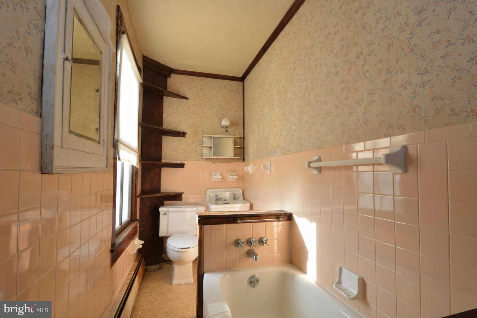 4479 Courtneys Corner Road Sumerduck, VA 22742 - Photo 19 of 30 a bathroom with a bathtub and shower