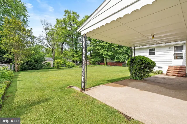 a view of a garden with a backyard