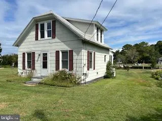 a front view of house with yard
