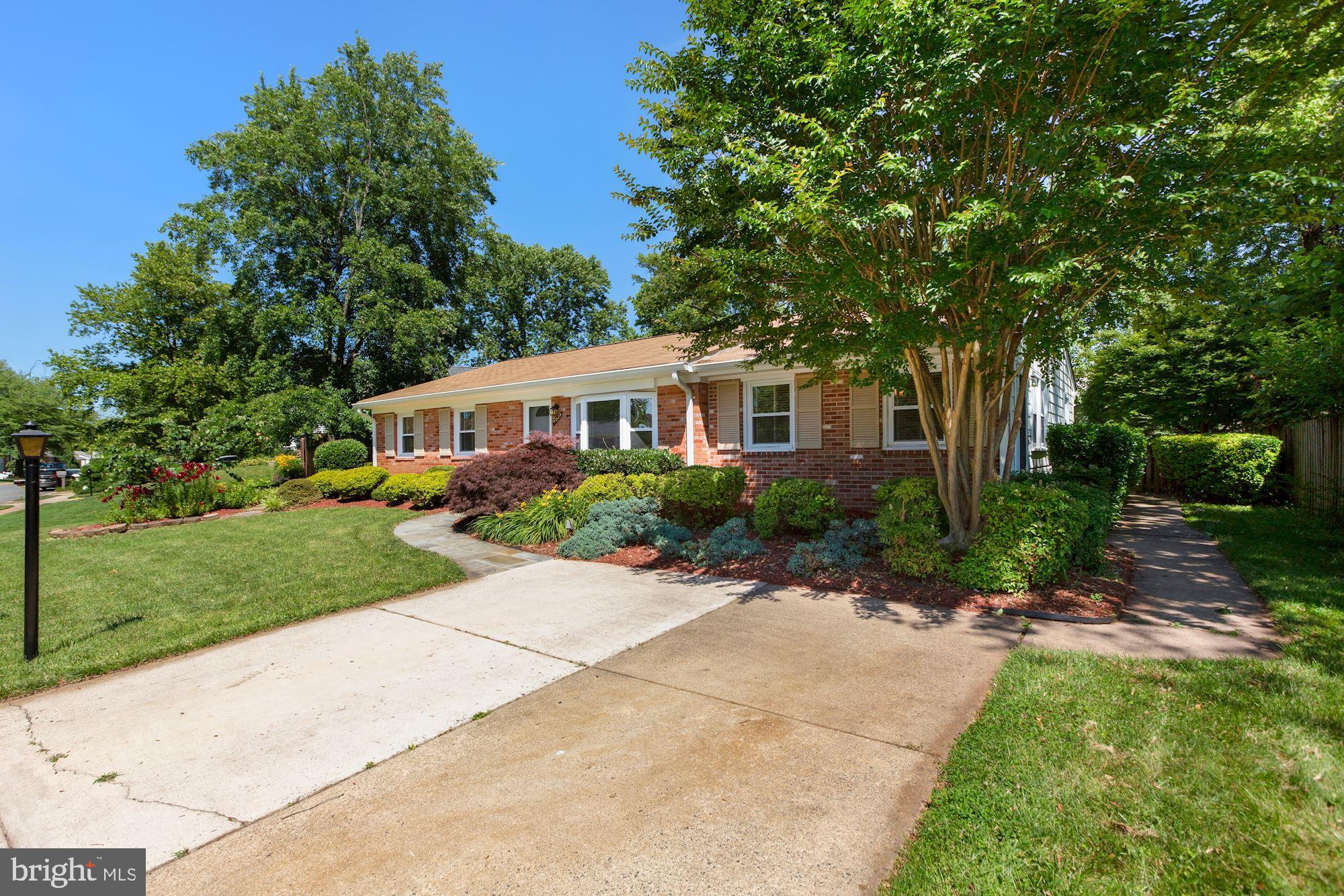 4029 Mapleton Drive Chantilly, VA 20151 - Photo 4 of 35 Gallery Image 4