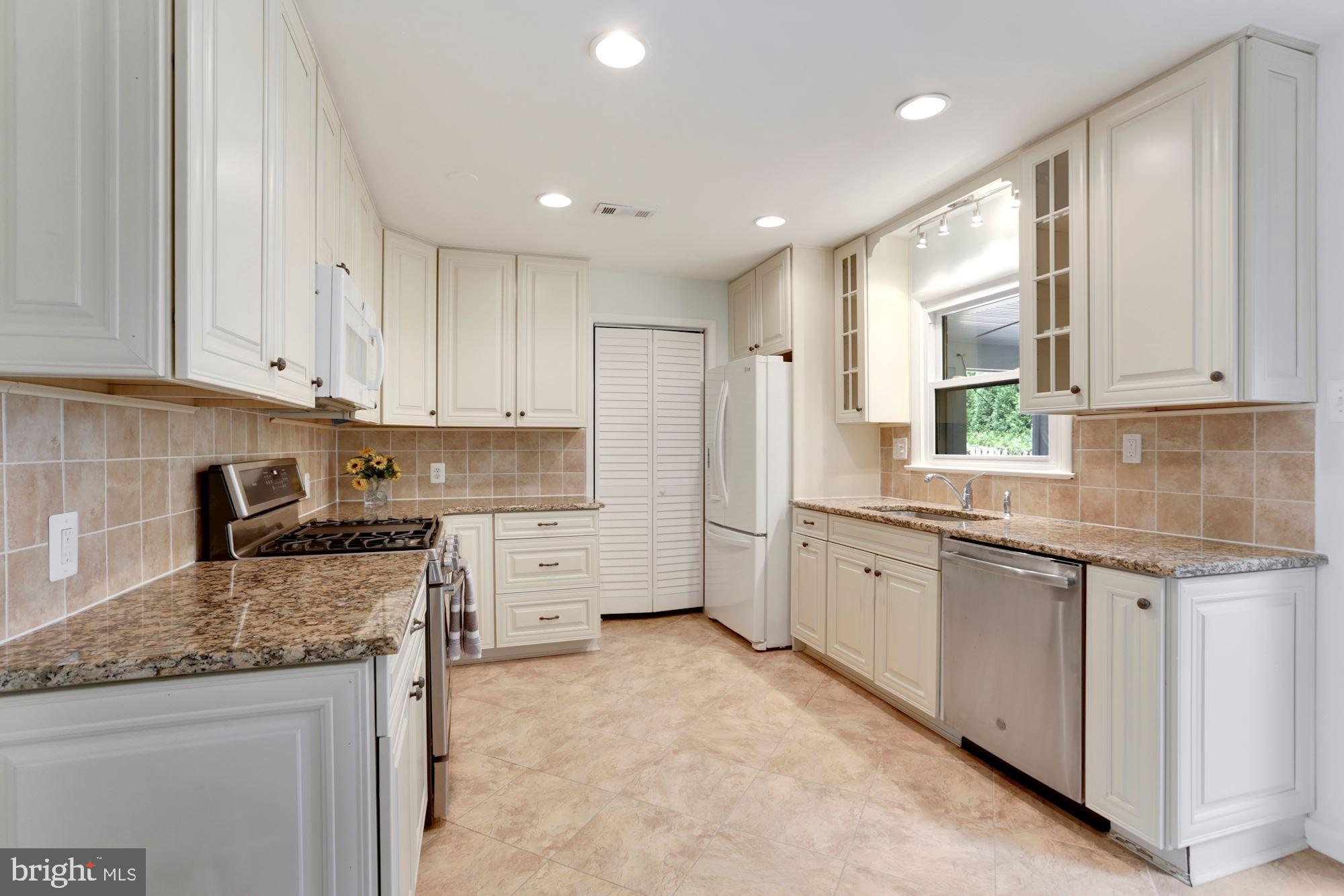 4029 Mapleton Drive Chantilly, VA 20151 - Photo 8 of 35 Gallery Image 8