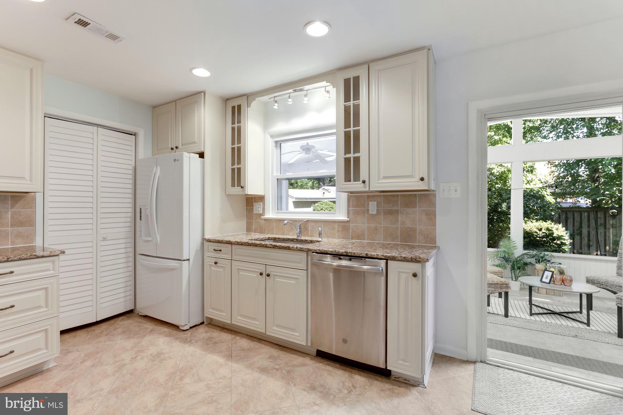 4029 Mapleton Drive Chantilly, VA 20151 - Photo 9 of 35 Gallery Image 9