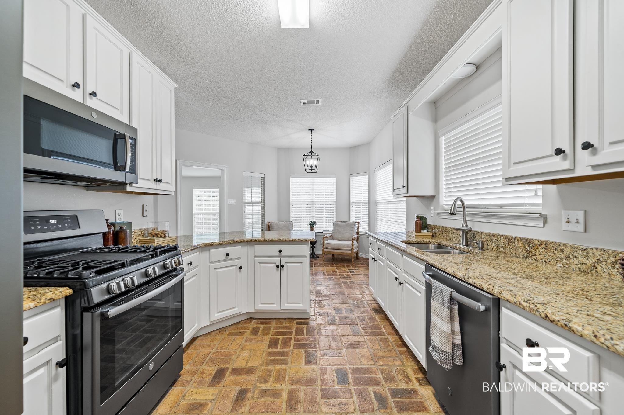 7334 Highpointe Place East Daphne, AL 36527 - Photo 6 of 32 Kitchen