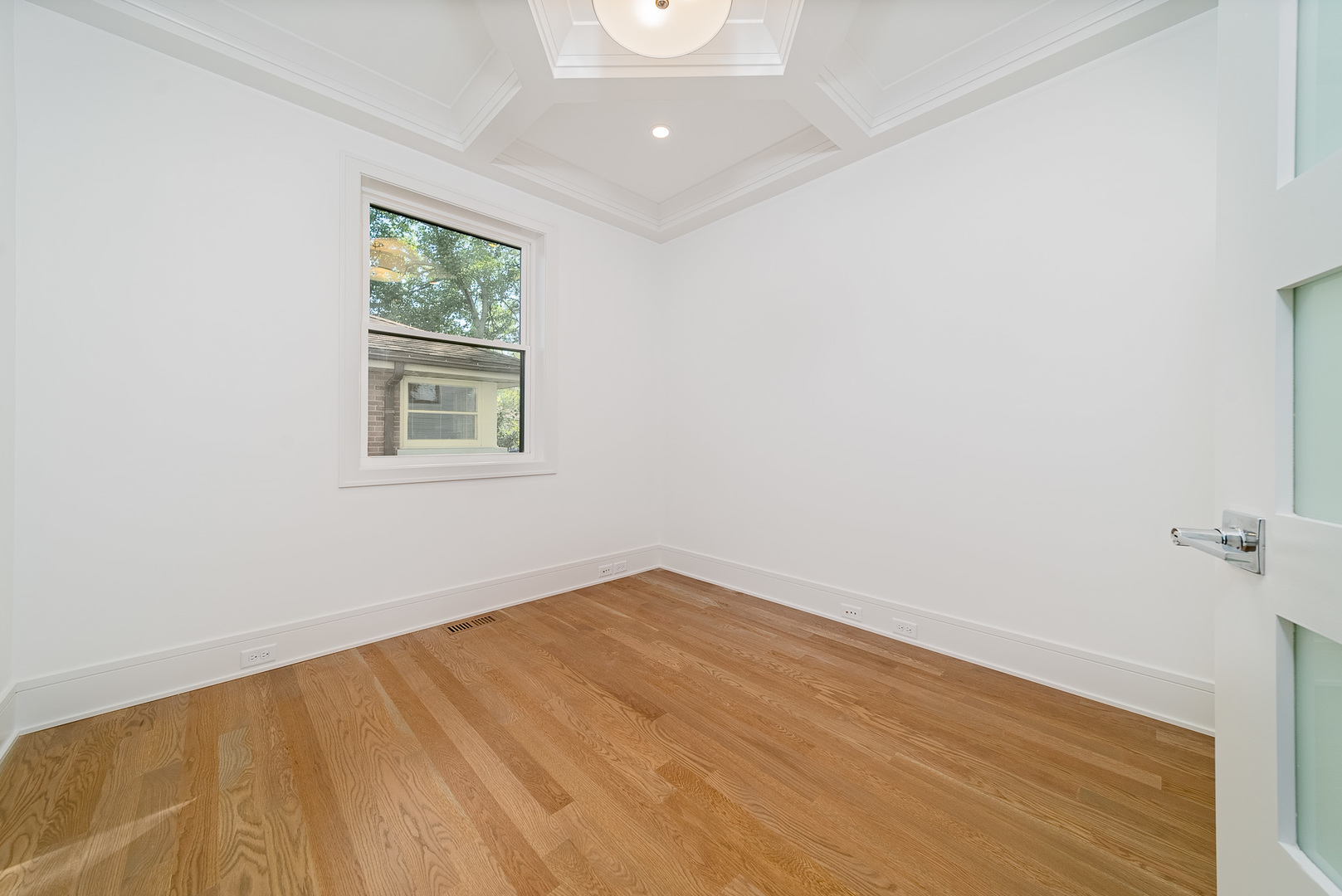 315 Walnut Street Elmhurst, IL 60126 - Photo 12 of 39 an empty room with a window