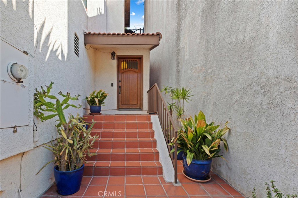 1832 Redcliff Street Los Angeles, CA 90026 - Photo 2 of 33 Entry Way/Front Door