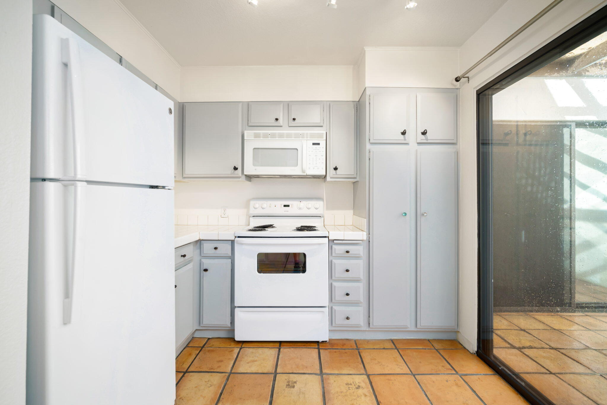 1783 Ramon Road, Unit 2 Palm Springs, CA 92264 - Photo 7 of 18 a kitchen with a stove a refrigerator and a sink