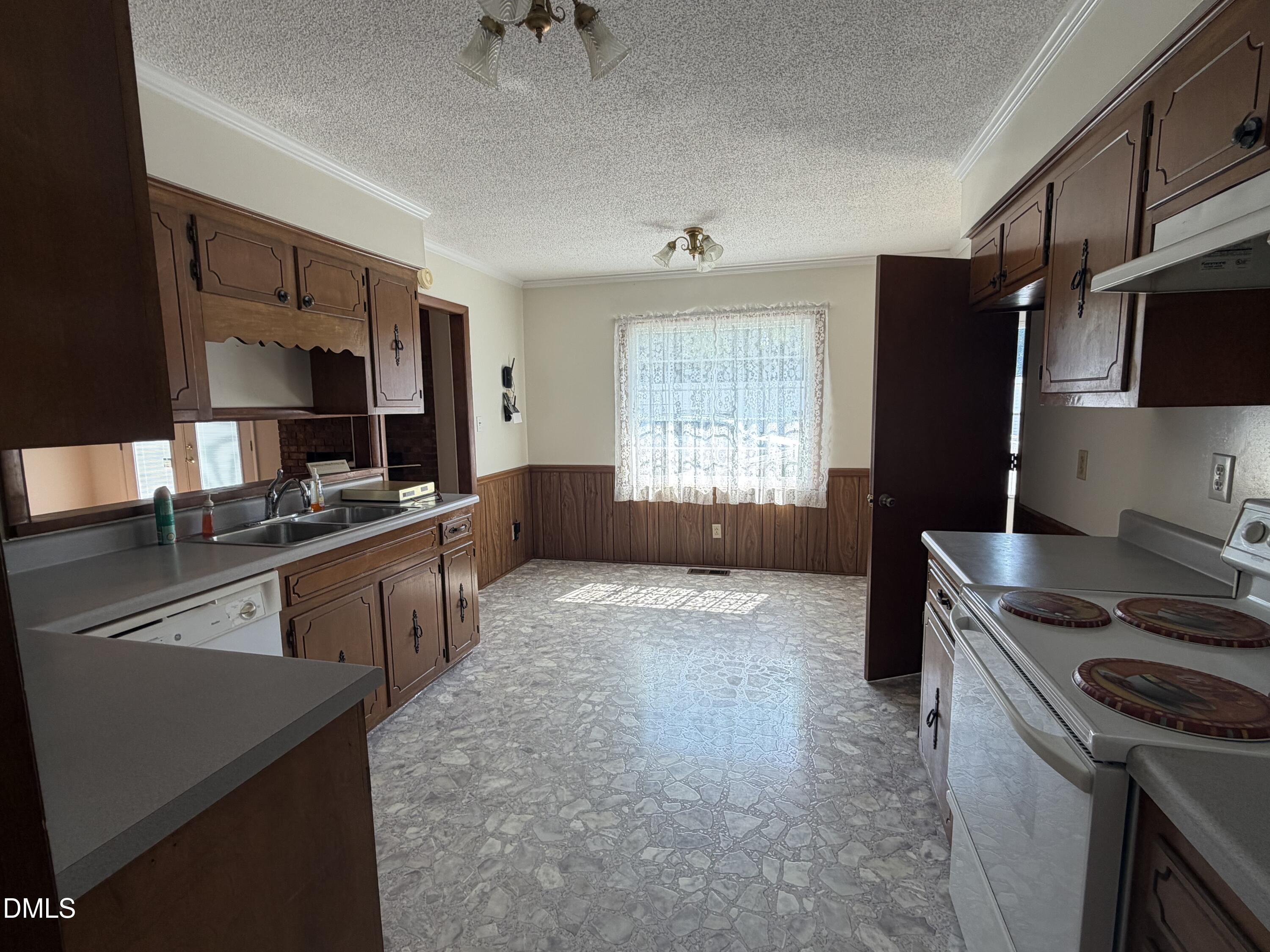406 Woodruff Road Selma, NC 27576 - Photo 7 of 17 IMG_7423