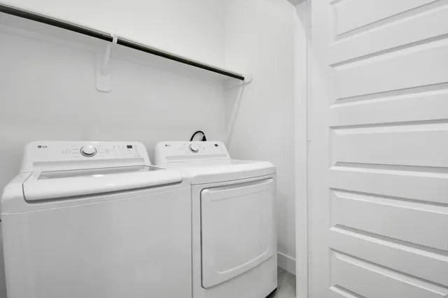 a en suite bathroom with a double vanity sink and mirror