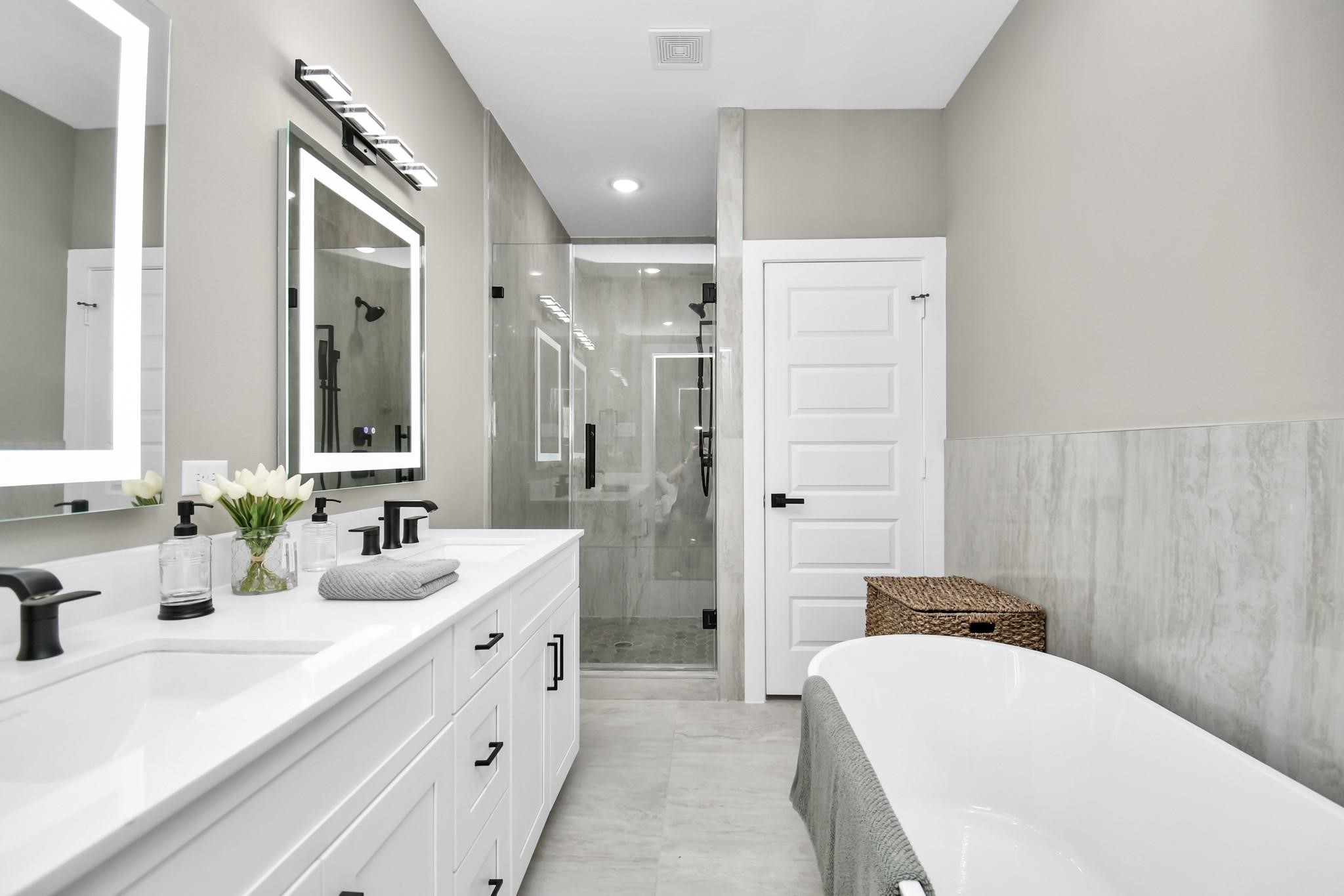 316 Thornton Road, Unit E Houston, TX 77018 - Photo 21 of 27 a bathroom with a tub a sink and mirror