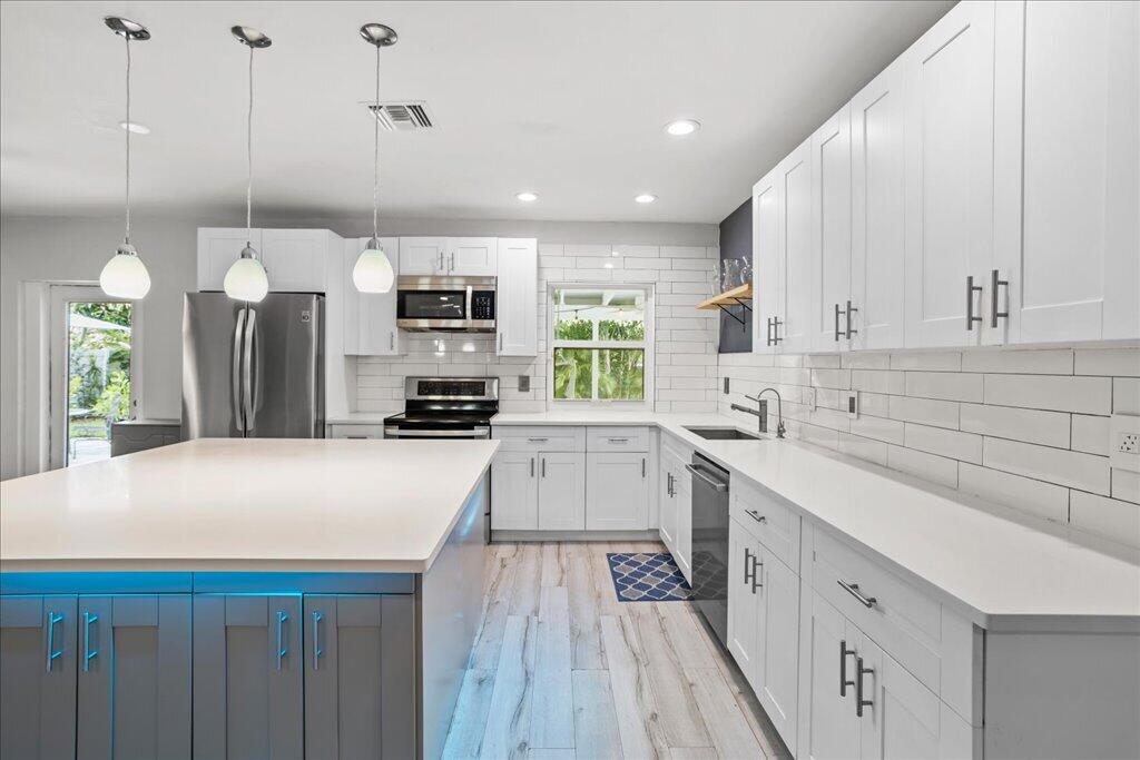 1284 Southwest 16th Avenue Boca Raton, FL 33486 - Photo 3 of 31 Kitchen