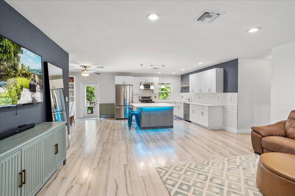 1284 Southwest 16th Avenue Boca Raton, FL 33486 - Photo 8 of 31 Living Room