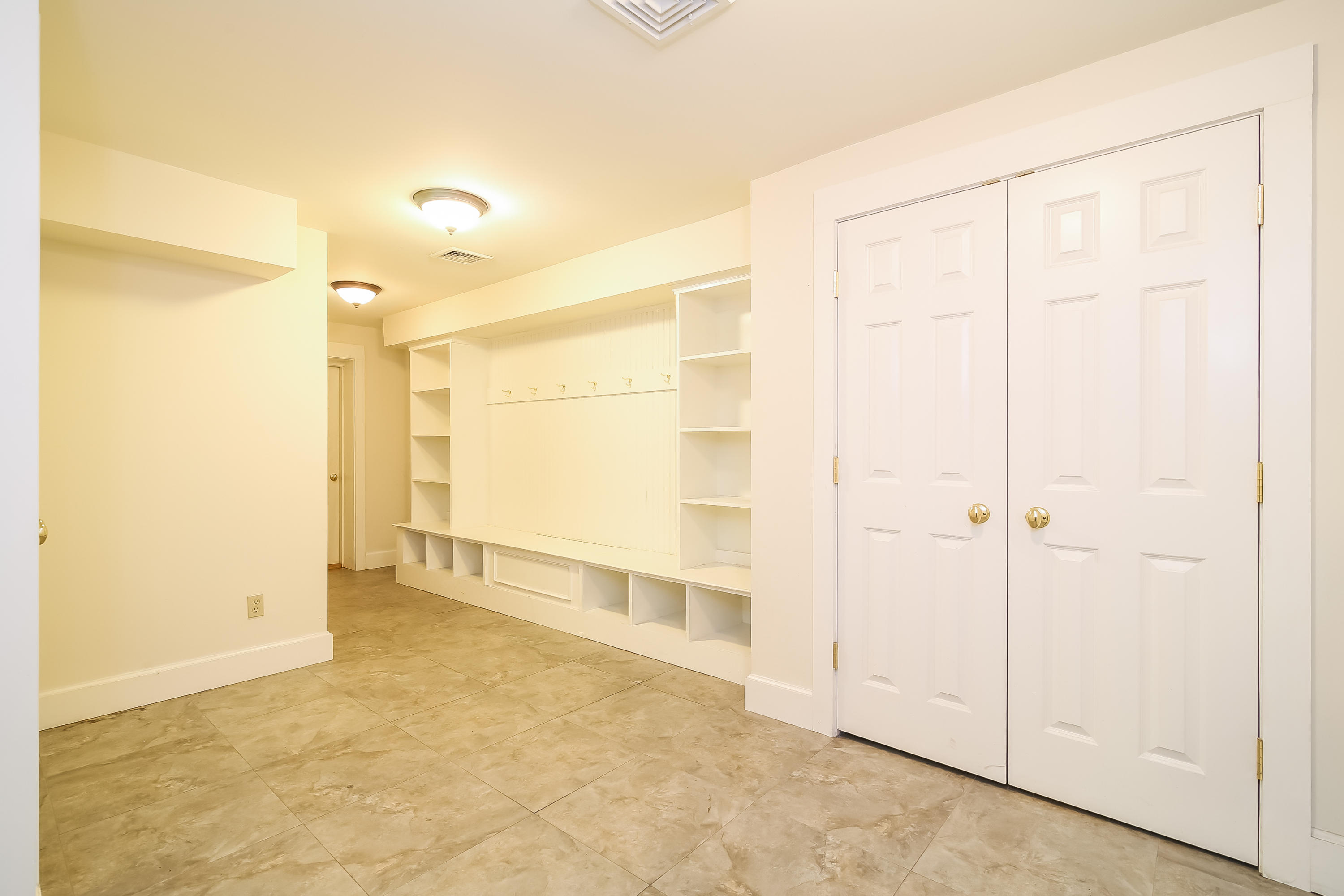 65 Goodwives River Road Darien, CT 06820 - Photo 25 of 36 an empty room with a natural light