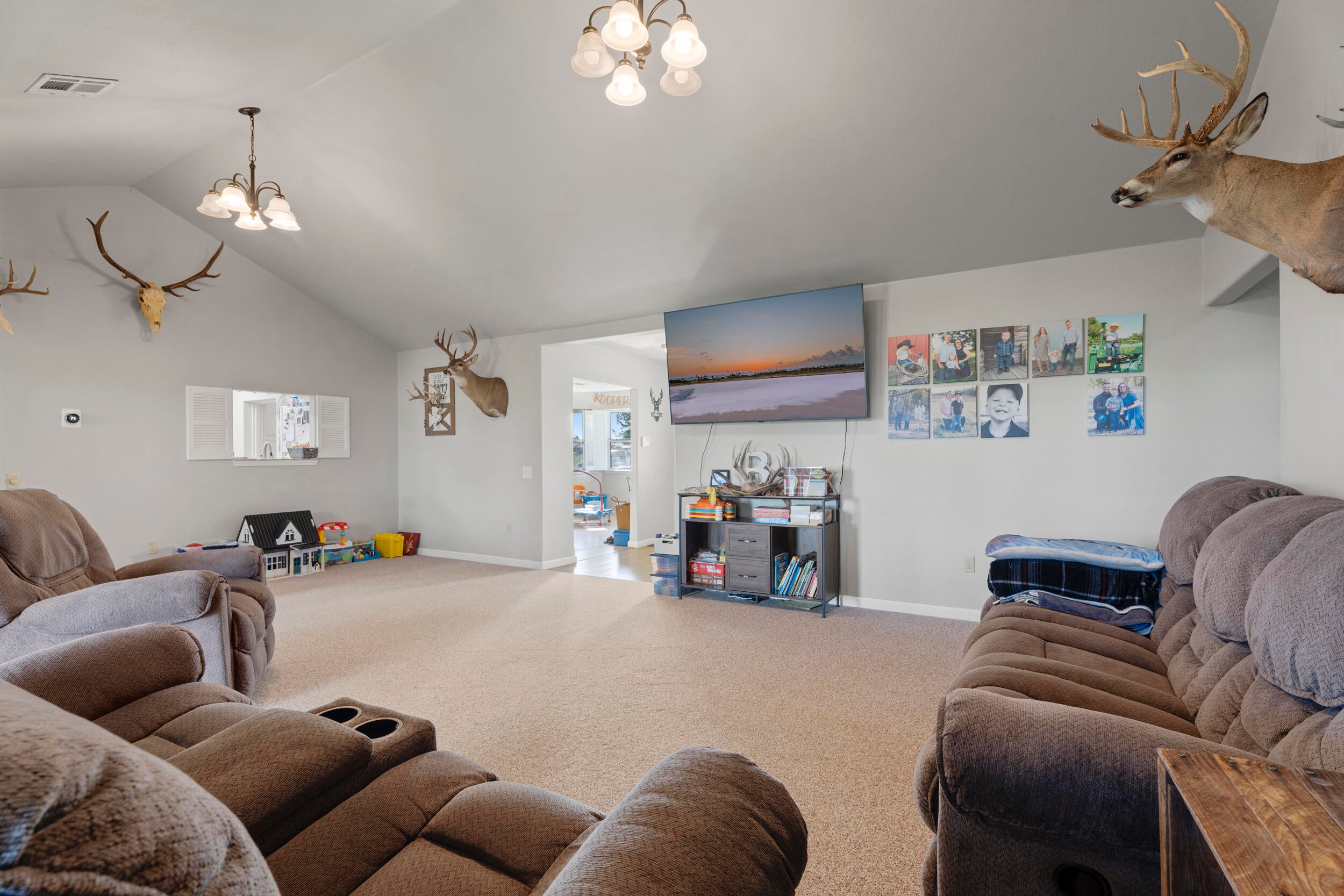 439990 East 180 Road Bluejacket, OK 74333 - Photo 9 of 46 Living room