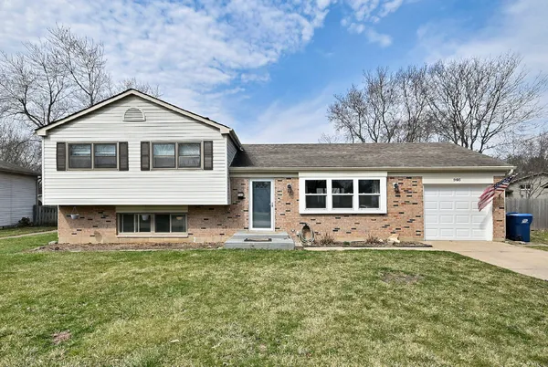 $345,000 | 966 Aberdeen Drive, Crystal Lake, IL 60014