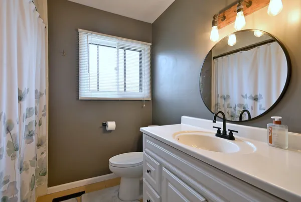$345,000 | 966 Aberdeen Drive, Crystal Lake, IL 60014