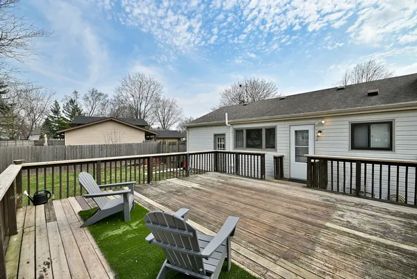 $345,000 | 966 Aberdeen Drive, Crystal Lake, IL 60014