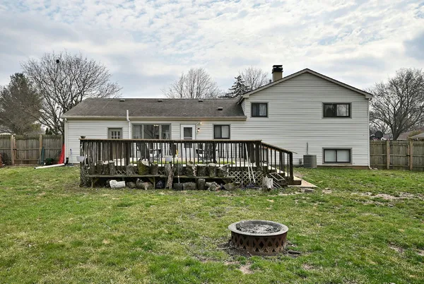 $345,000 | 966 Aberdeen Drive, Crystal Lake, IL 60014