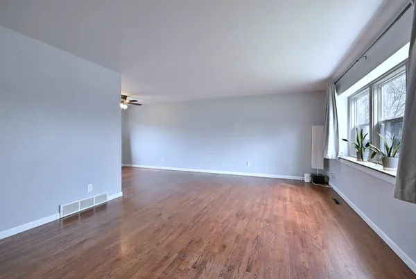$345,000 | 966 Aberdeen Drive, Crystal Lake, IL 60014