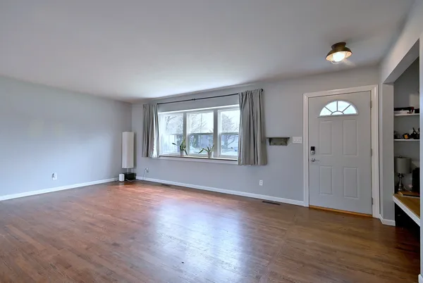 $345,000 | 966 Aberdeen Drive, Crystal Lake, IL 60014