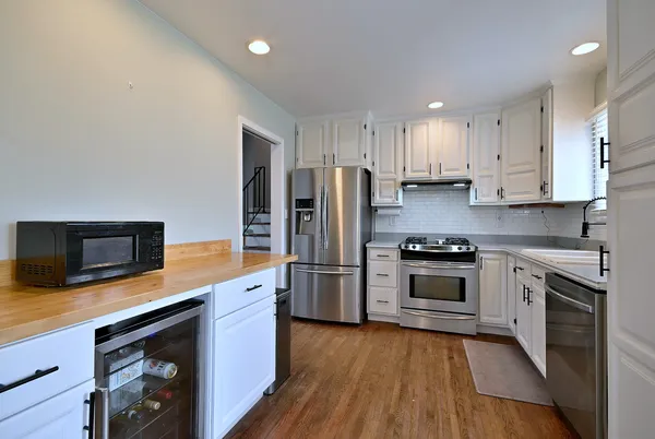 $345,000 | 966 Aberdeen Drive, Crystal Lake, IL 60014
