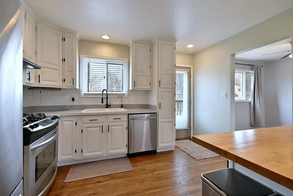 $345,000 | 966 Aberdeen Drive, Crystal Lake, IL 60014