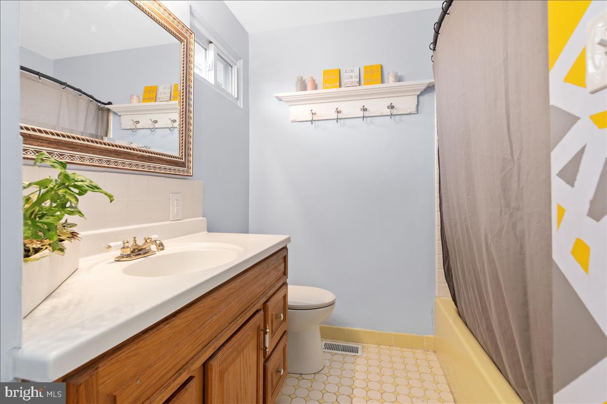 602 Platte Road Fairless Hills, PA 19030 - Photo 27 of 33 Full bath in hallway w tub/shower