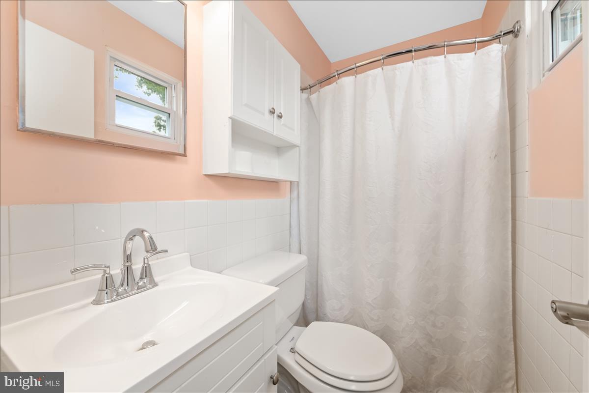602 Platte Road Fairless Hills, PA 19030 - Photo 32 of 33 Primary bathroom w stall shower