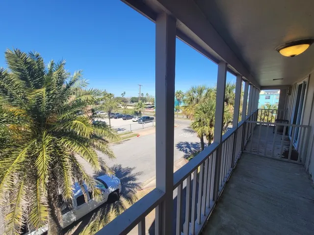 $1,400 | 215 Postoffice Street, Unit 104, Galveston, TX 77550