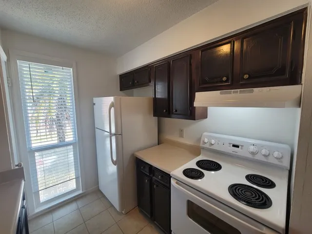 $1,400 | 215 Postoffice Street, Unit 104, Galveston, TX 77550