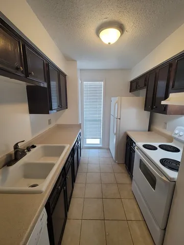$1,400 | 215 Postoffice Street, Unit 104, Galveston, TX 77550