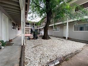205 Avondale Street, Unit 5 Houston, TX 77006 - Photo 2 of 8 a backyard of a house with lots of green space
