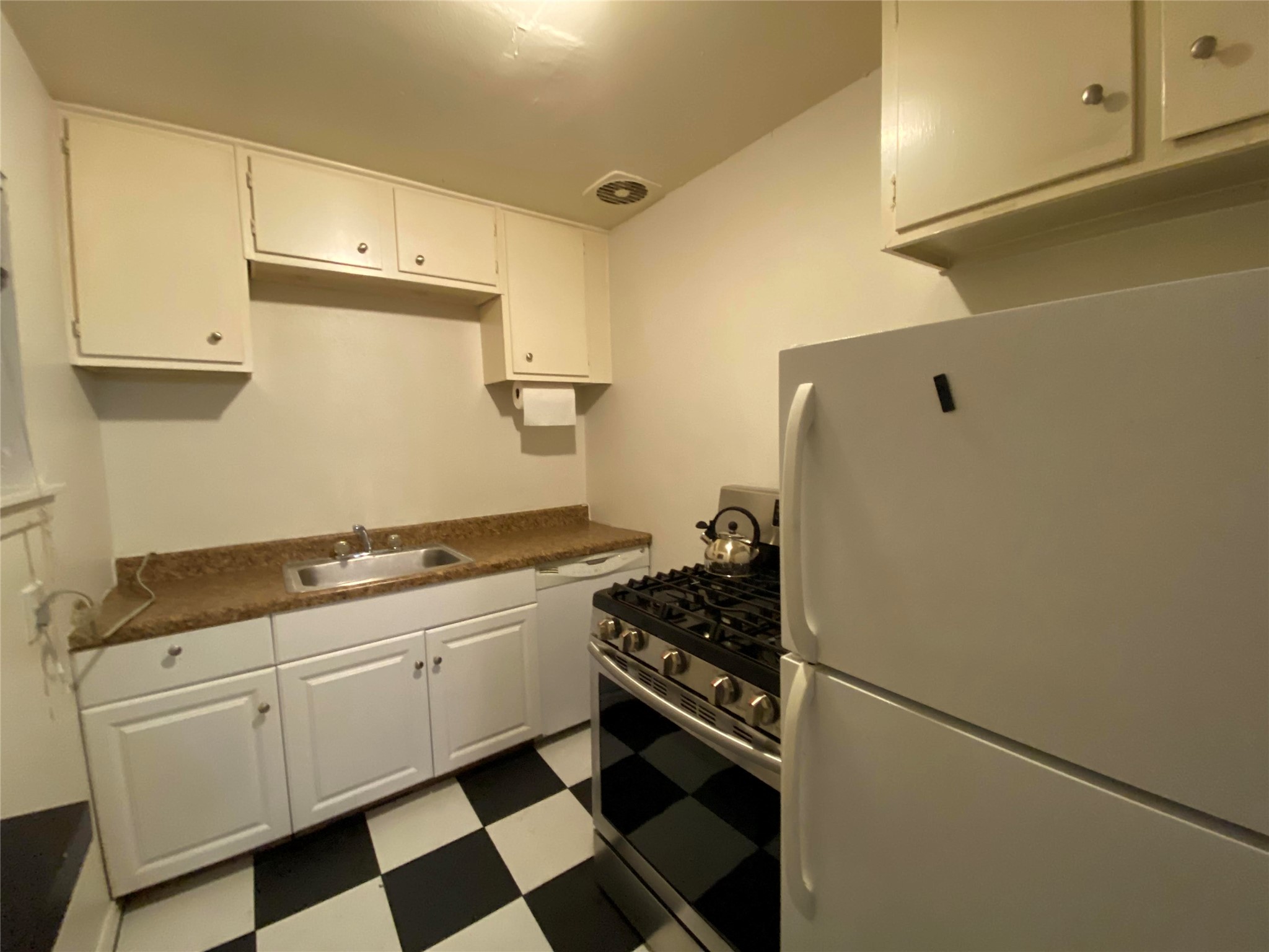 205 Avondale Street, Unit 5 Houston, TX 77006 - Photo 4 of 8 a kitchen with stainless steel appliances a stove a refrigerator and cabinets