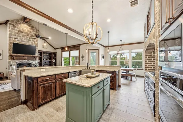 $1,124,999 | 1919 County Road 4371, Decatur, TX 76234
