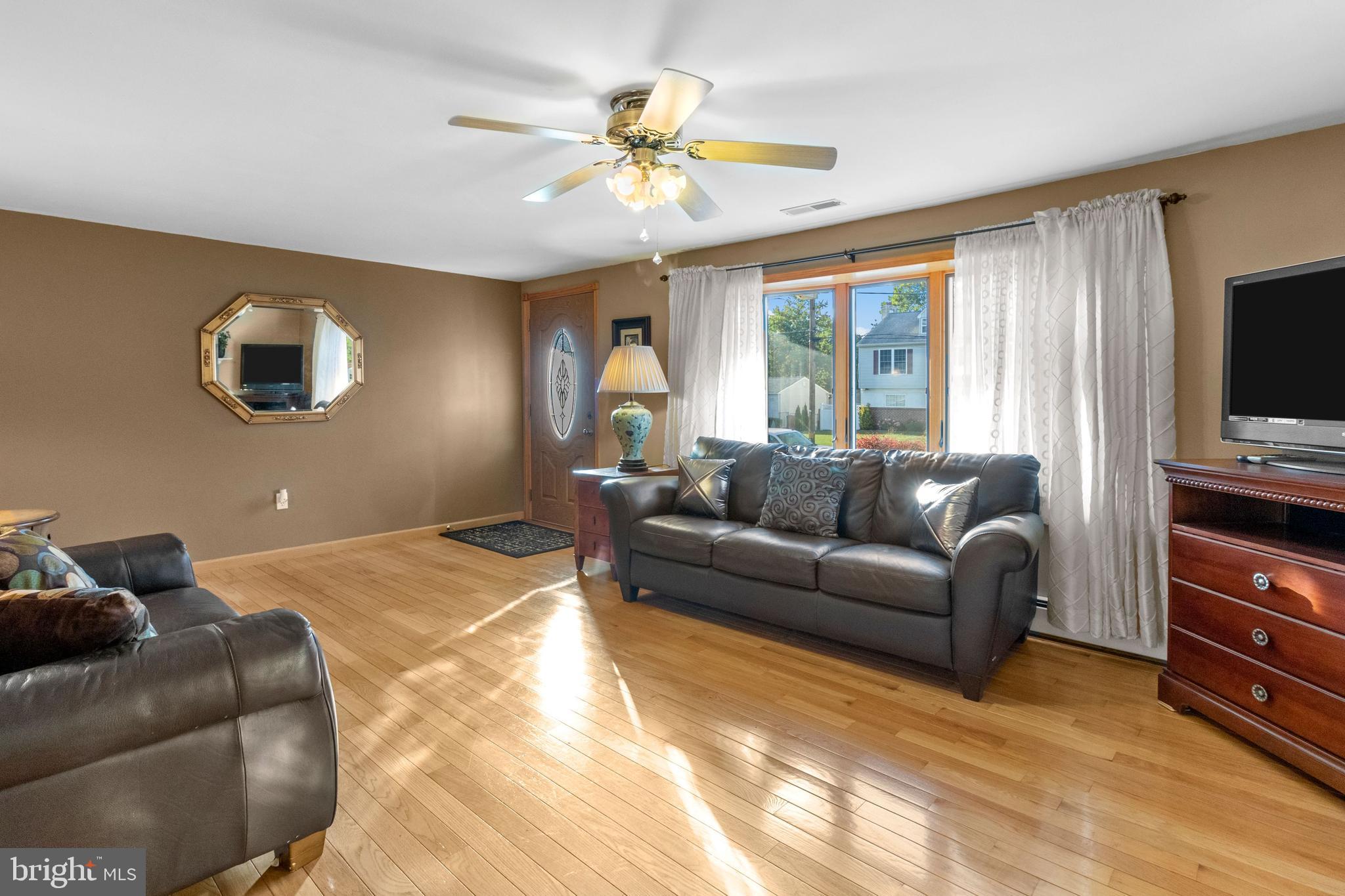 735 Roger Road Warminster, PA 18974 - Photo 11 of 33 Living Room