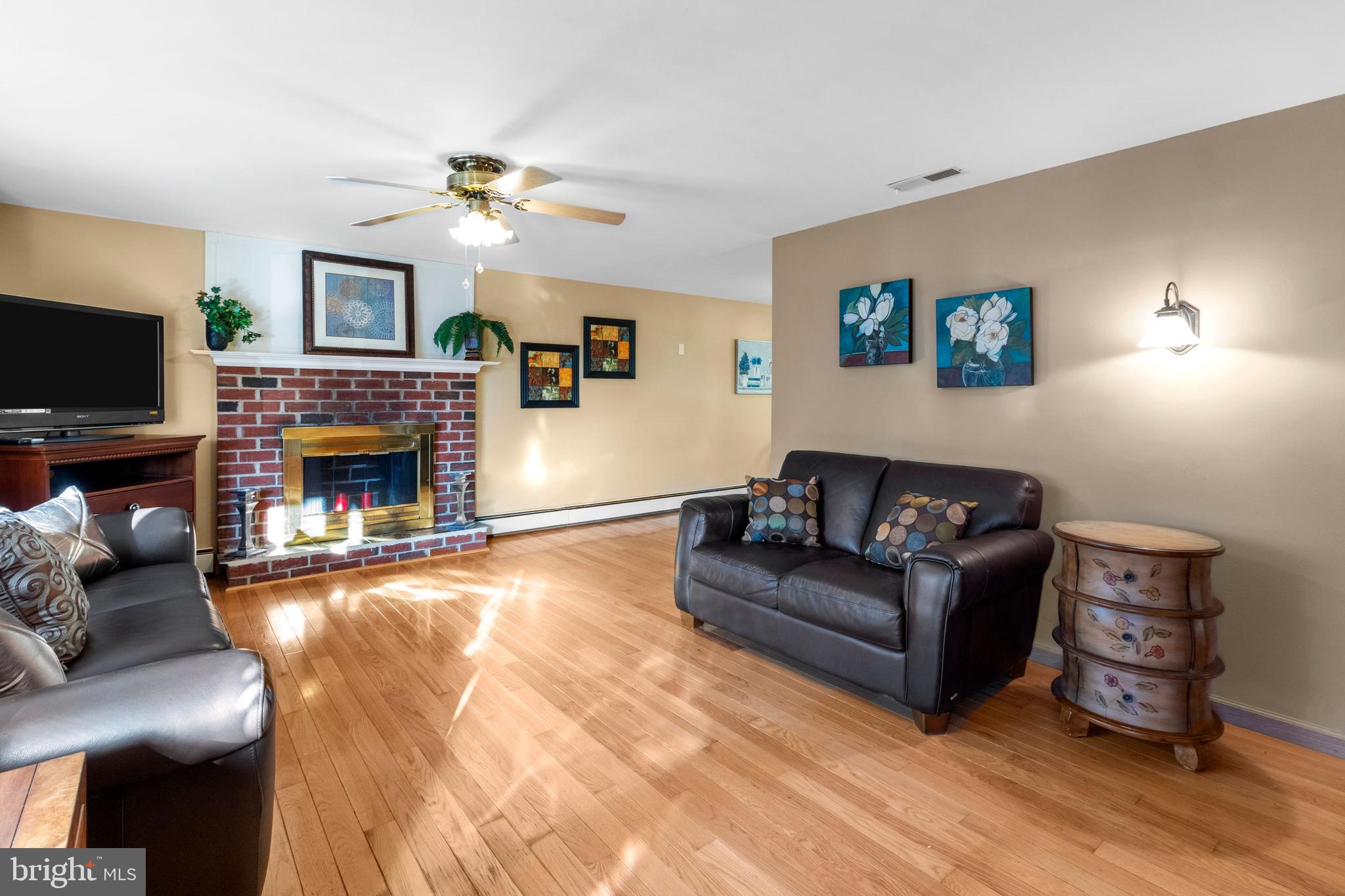 735 Roger Road Warminster, PA 18974 - Photo 9 of 33 Living Room