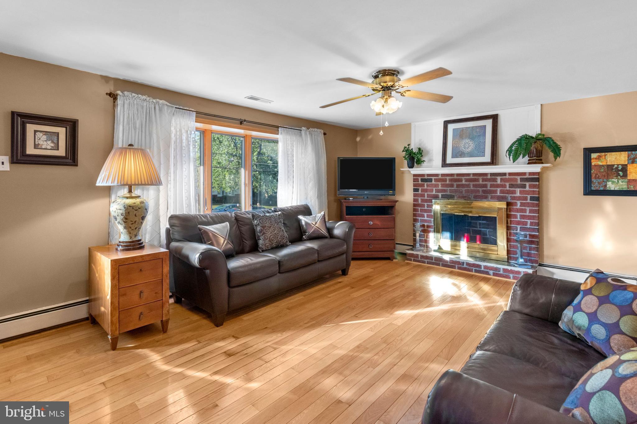 735 Roger Road Warminster, PA 18974 - Photo 10 of 33 Living Room