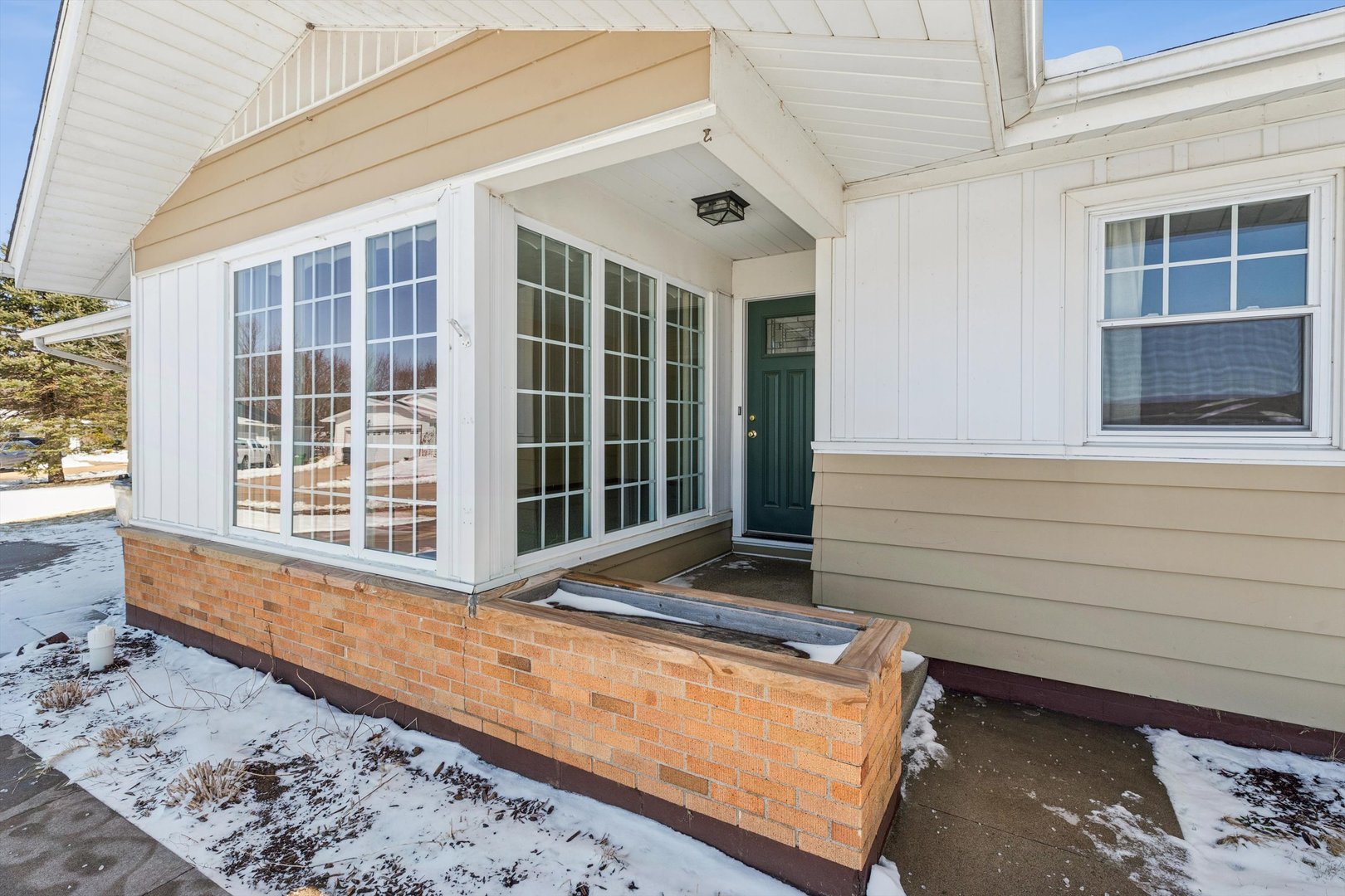 1245 8th Avenue North Clinton, IA 52732 - Photo 2 of 32 a front view of a house with windows