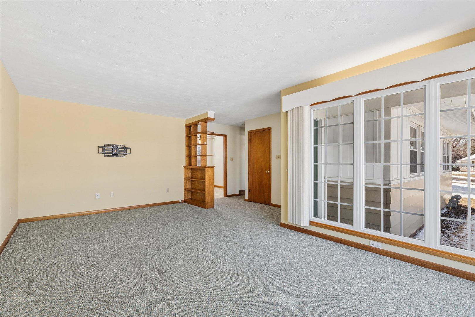 1245 8th Avenue North Clinton, IA 52732 - Photo 7 of 32 an empty room with windows