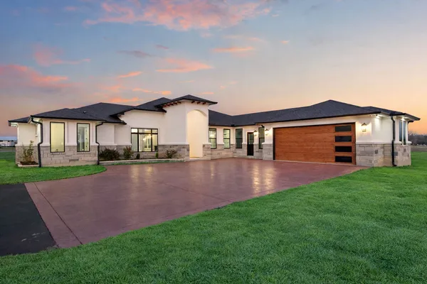 a view of a house with a backyard