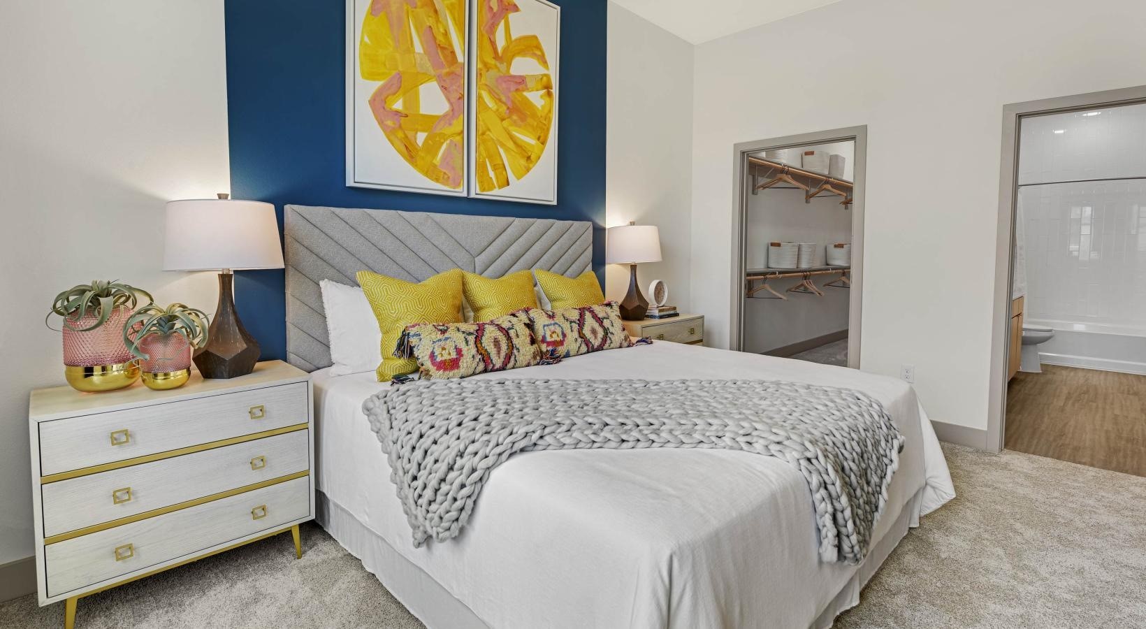 9330 South Main Street, Unit 352 Houston, TX 77025 - Photo 3 of 24 a bedroom with a bed and window