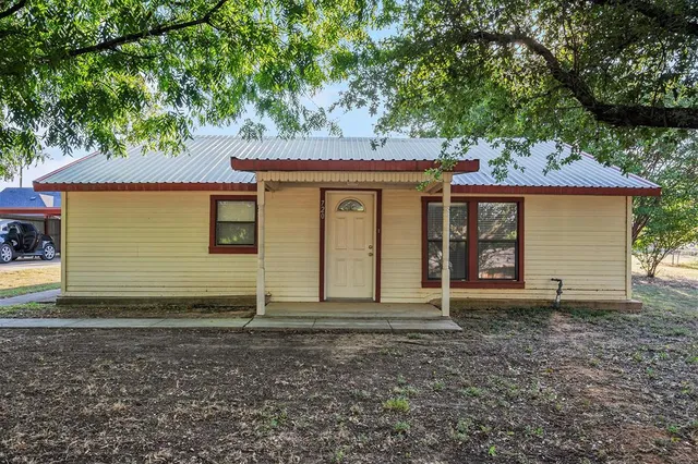 $225,000 | 720 North Ave A, Springtown, TX 76082