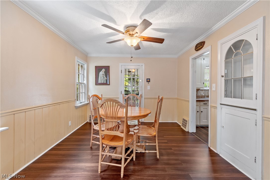 1176 Pennfield Road Cleveland, OH 44121 - Photo 7 of 31